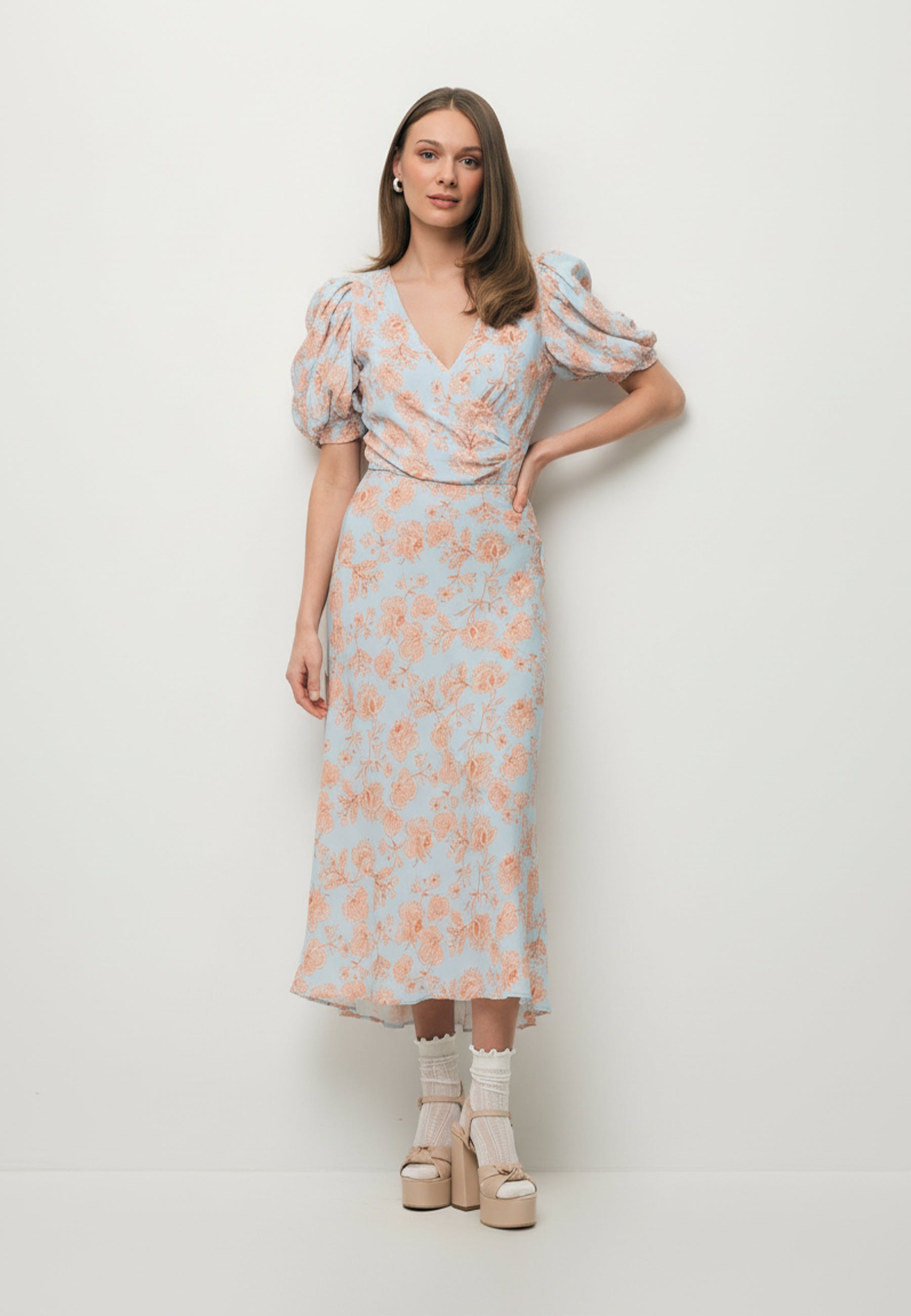 Modelka ubrana w zestaw w błękitny print kwiatowy body ORAJA oraz spódnica midi BREE.