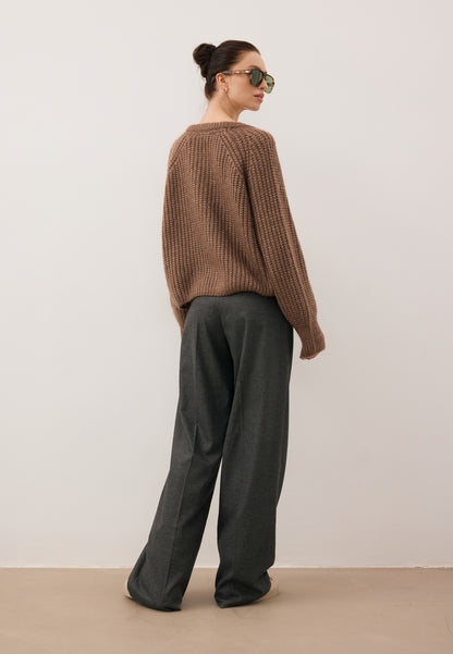 Brązowy sweter z logowanymi guzikami ORNAMY