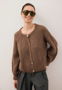 Brązowy sweter z logowanymi guzikami ORNAMY