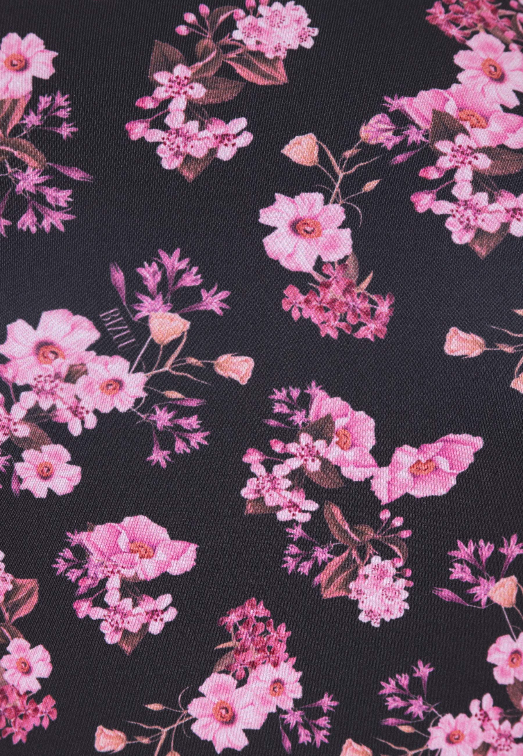 Zbliżenie na kwiatowy print na golfie OWAKA.