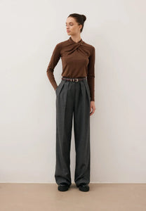 Brązowy longsleeve z ozdobnym wiązaniem PINOWA