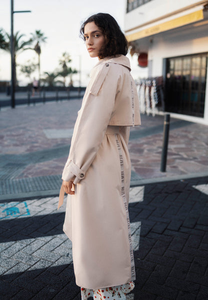 Beżowy damski płaszcz oversize z lampasem RACHELLA