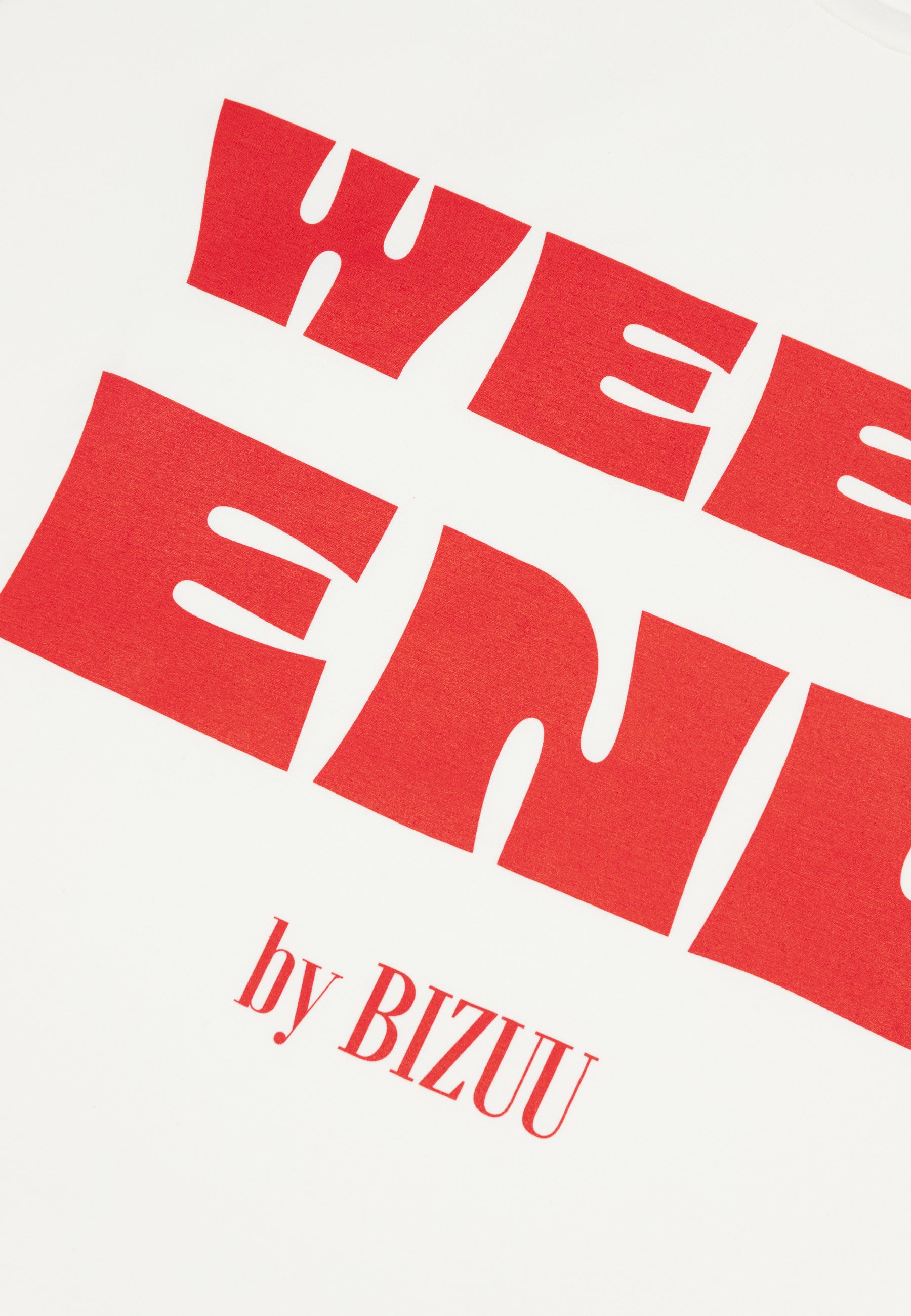Zbliżenie na czerwony napis Weekend by Bizuu na T-shircie RALZA.