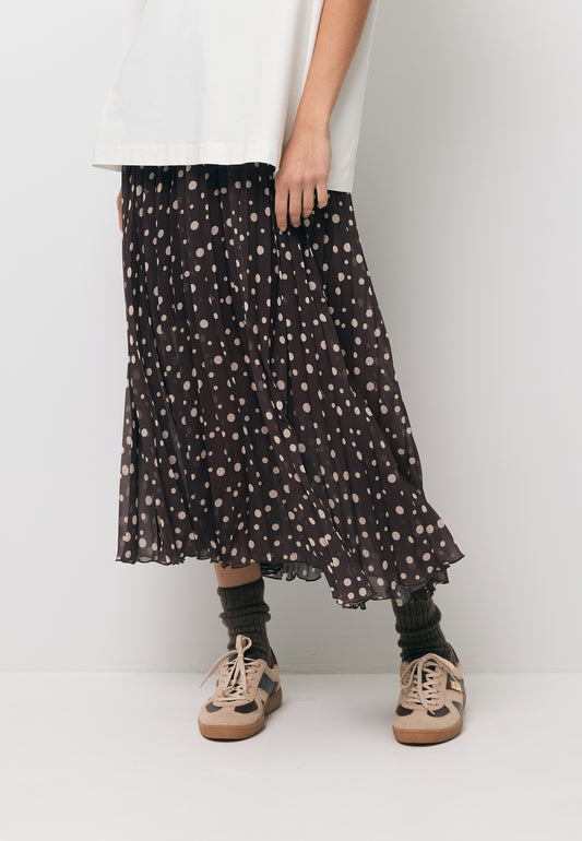 Zbliżenie na plisowaną spódnicę midi MINA,