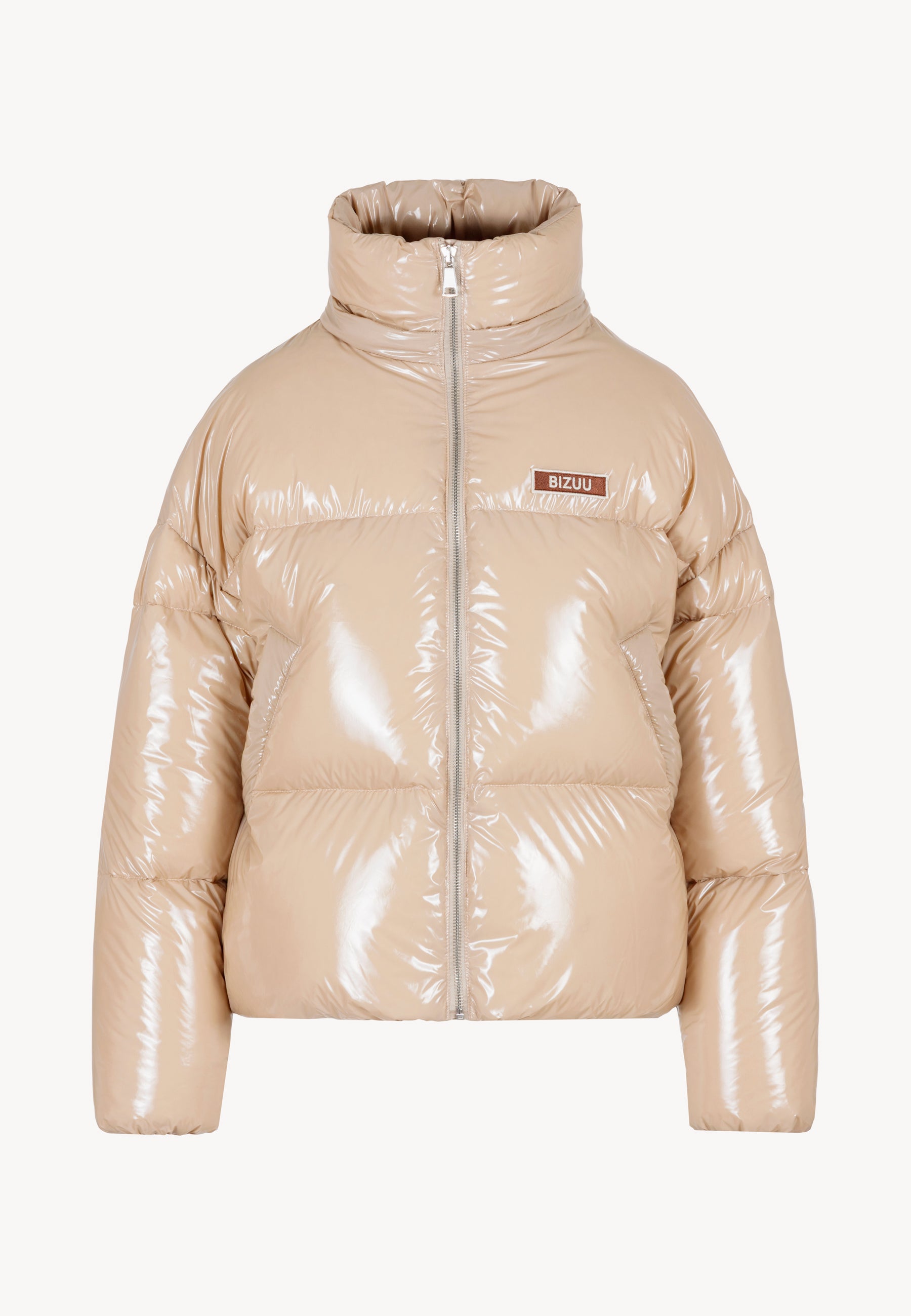 Kurtka beżowa z naturalnym puchem SANYA z odpiętym kapturem.