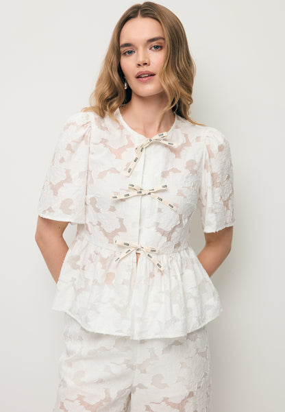 Kremowa bluzka z ozdobnymi wiązaniami SAVENNE