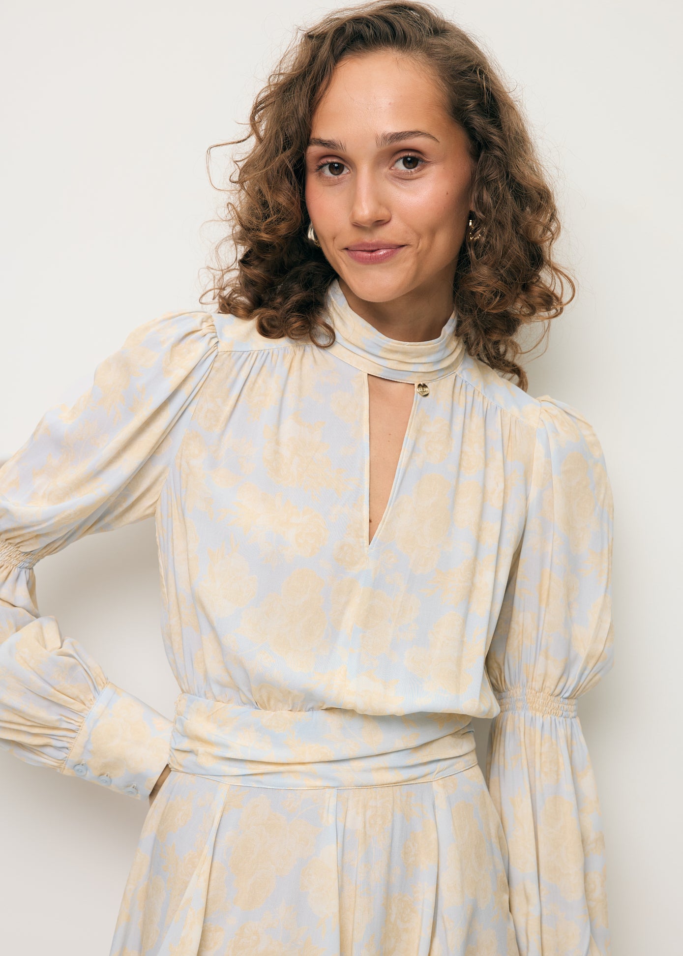 Zbliżenie na ozdobny dekolt w sukience SIERRA.