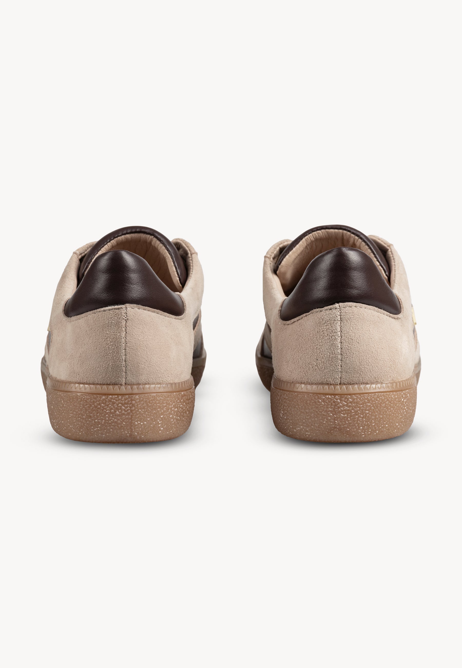 Tył beżowych sneakersów SODDY z brązową ozdobną skórką na pięcie.