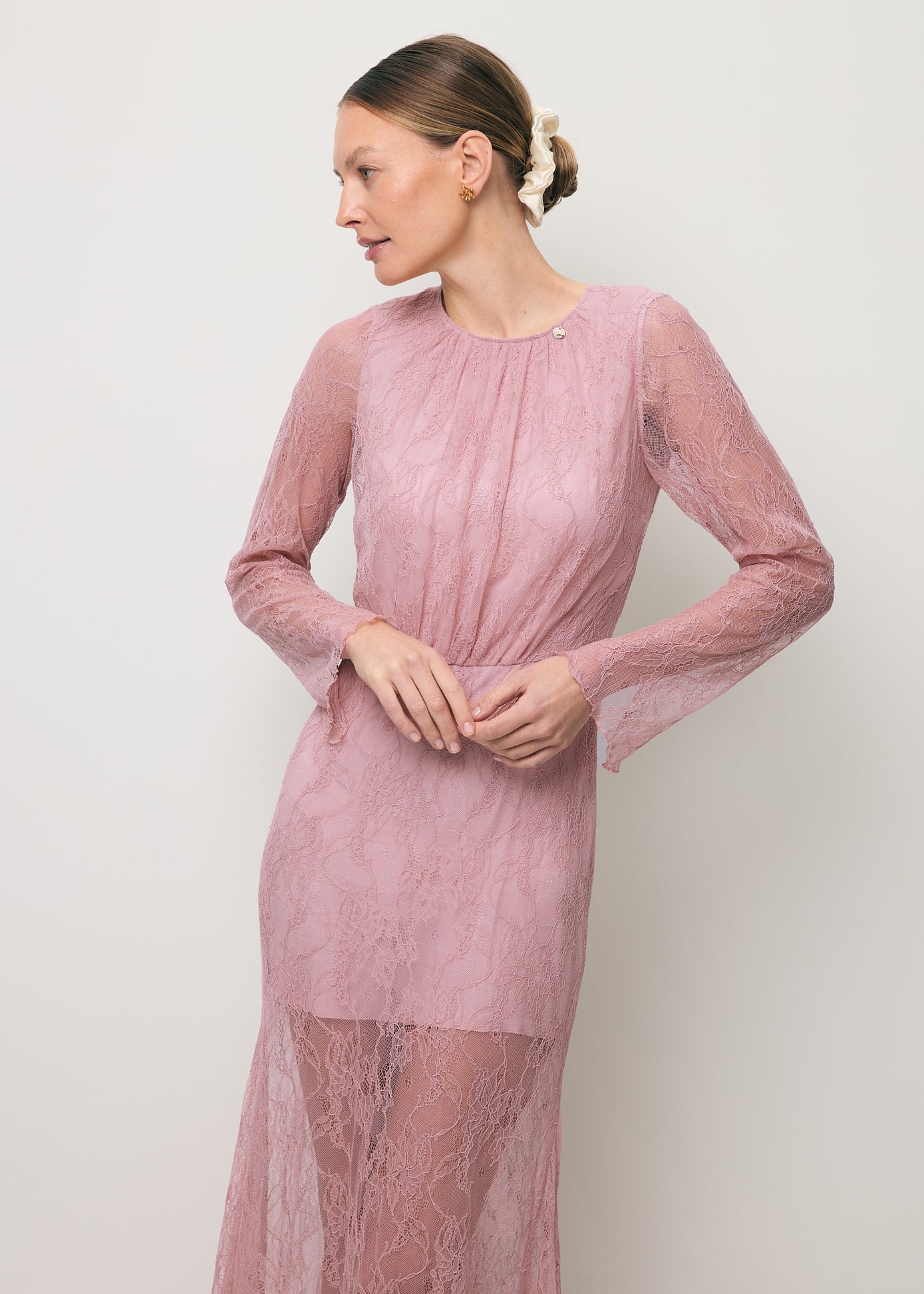 Zbliżenie na modelkę w sukience koronkowej SOLIN.