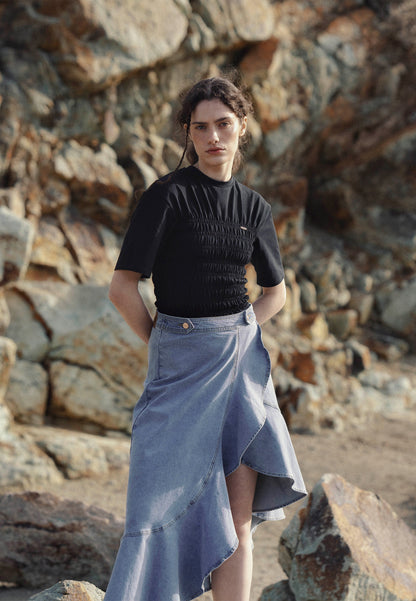 Czarny T-shirt z ozdobnymi marszczeniami SORIA