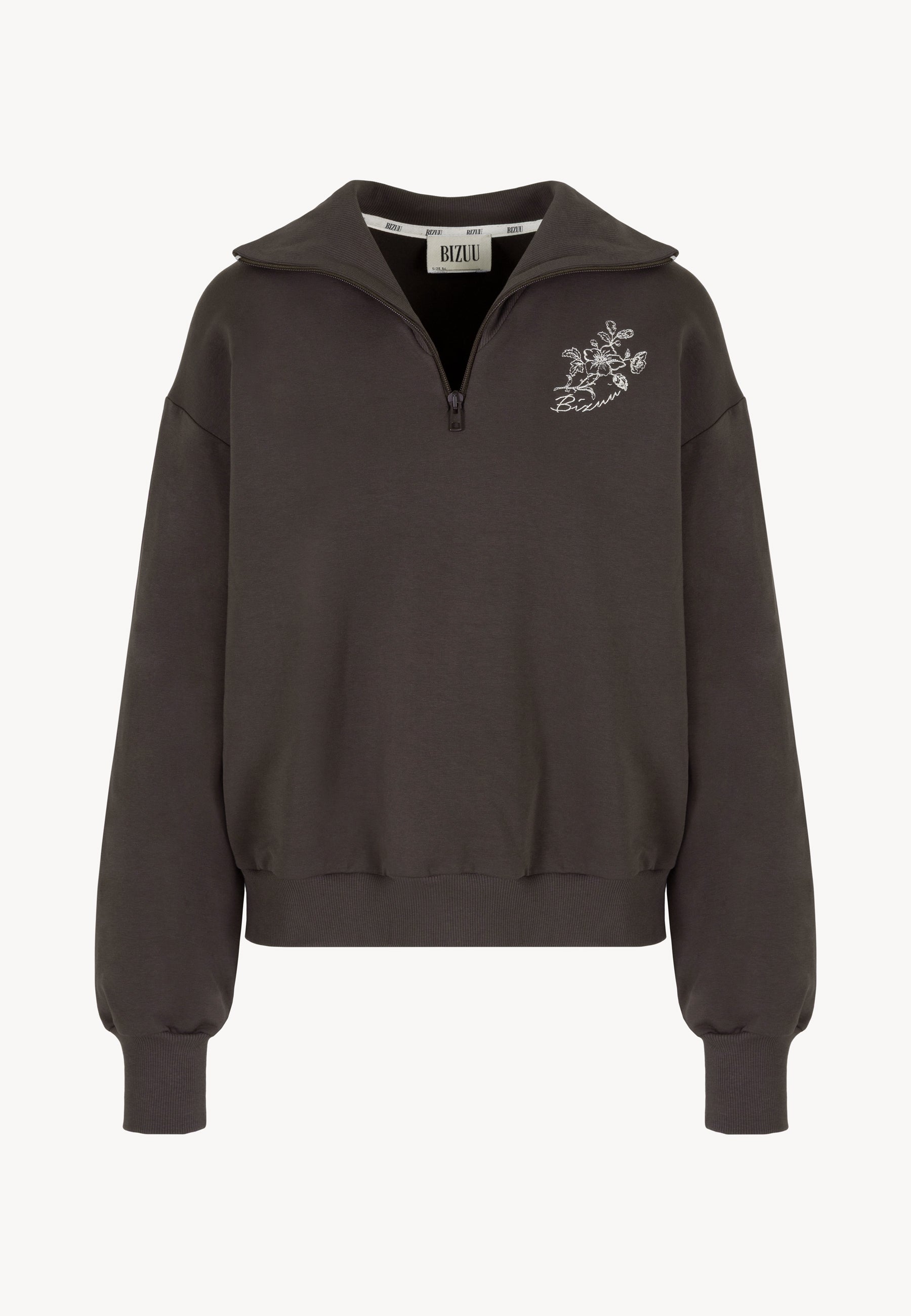 Przód czekoladowej bluzy TANSY o kroju half zip.