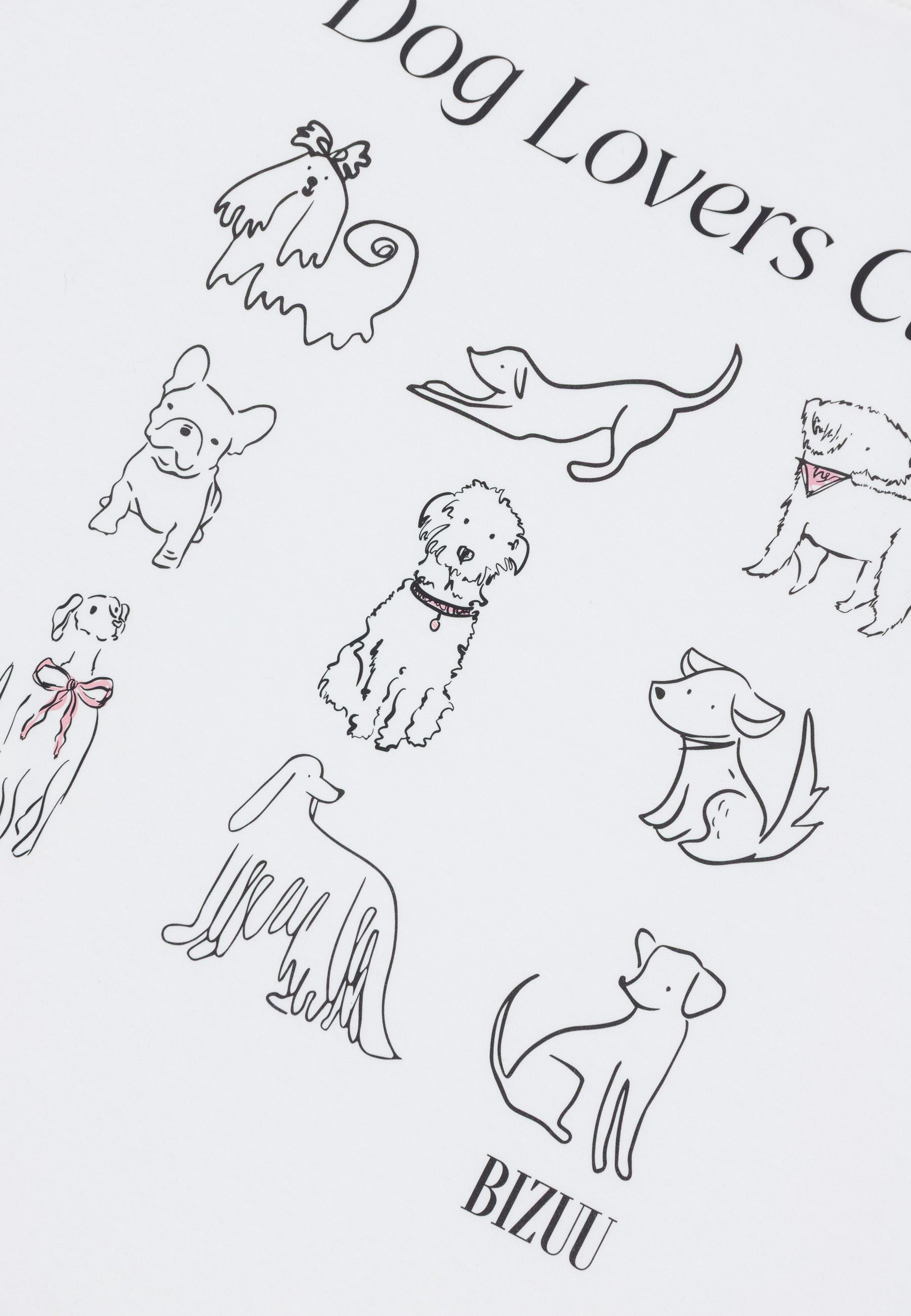 Zbliżenie na nadruk psów i napis "Dog Lovers Club" na białym T-shircie TISHAG.