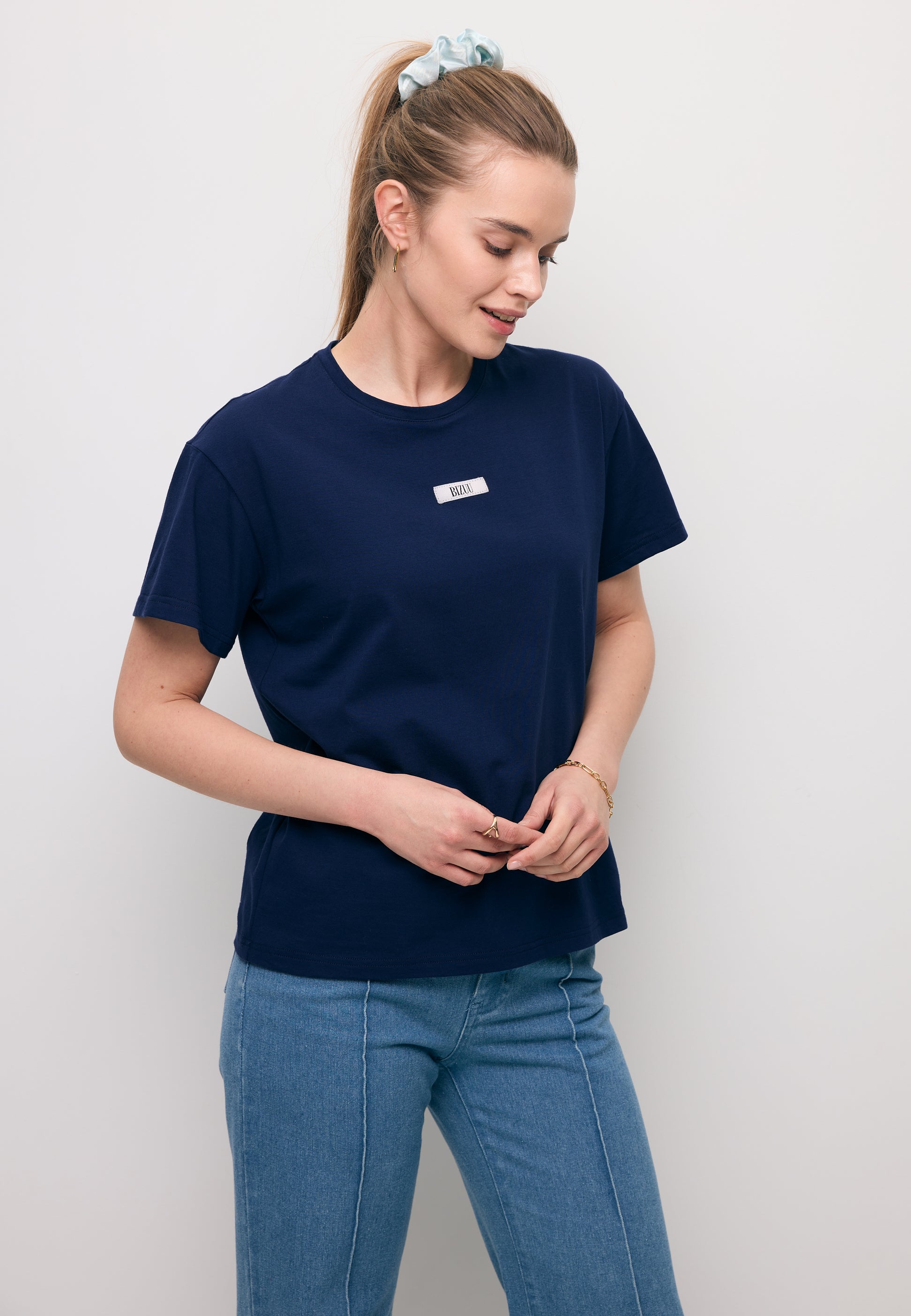 Modelka z rękoma z przodu ubrana w granatowy T-shirt TISHALLE.