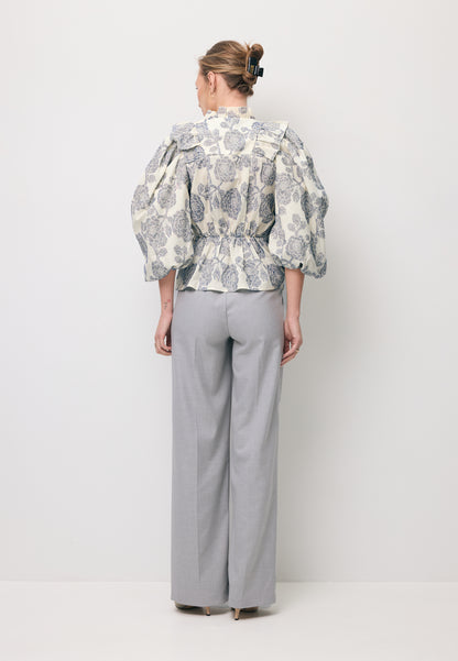 Kremowa bluzka w kwiatowy wzór z falbanami ULLA