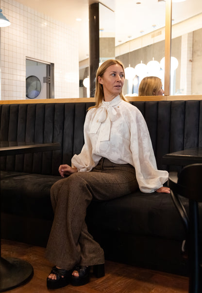 Kremowa bluzka z kwiatowym wzorem VALEA