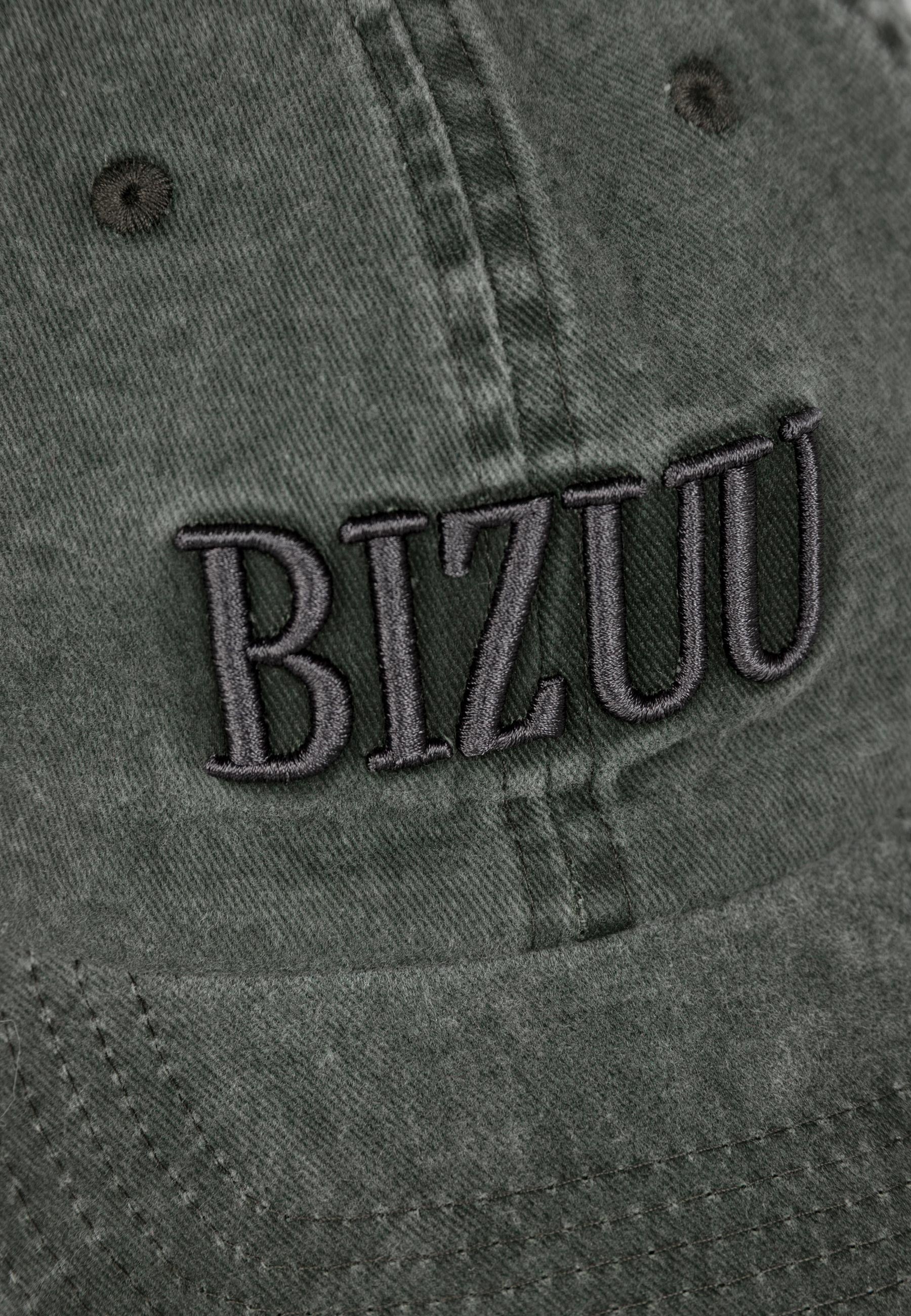 Zbliżenie na haftowane logo Bizuu na szarej czapce z daszkiem ZANE.