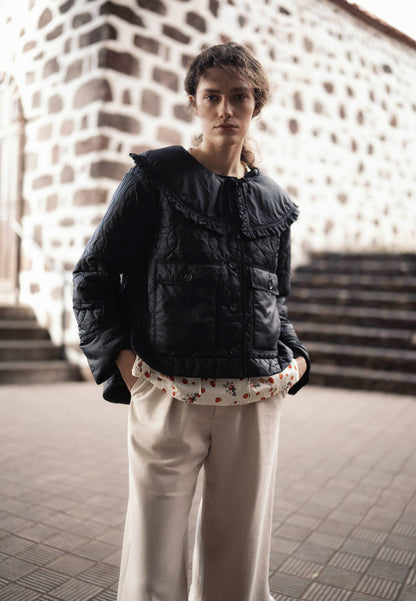 Czarna kurtka pikowana z ozdobnym kołnierzem ZANNI