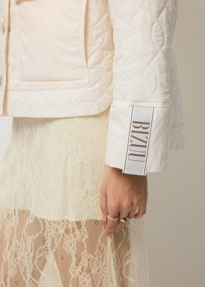 Kremowa kurtka pikowana z ozdobnym kołnierzem ZANNI