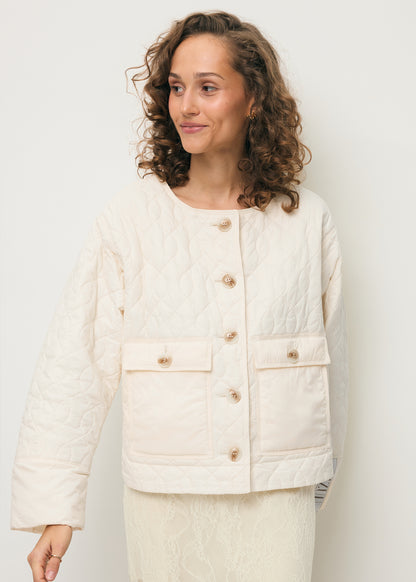 Kremowa kurtka pikowana z ozdobnym kołnierzem ZANNI