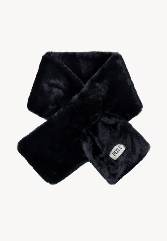 Czarny szalik z futra FLUFFY z logowaną metką na przodzie.