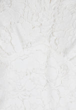 Załaduj obraz do przeglądarki galerii, Body z ozdobnej koronki z motywem kwiatowym MAKASA biały