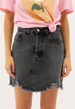 Załaduj obraz do przeglądarki galerii, Jeansowa mini spódniczka LOLLY szary