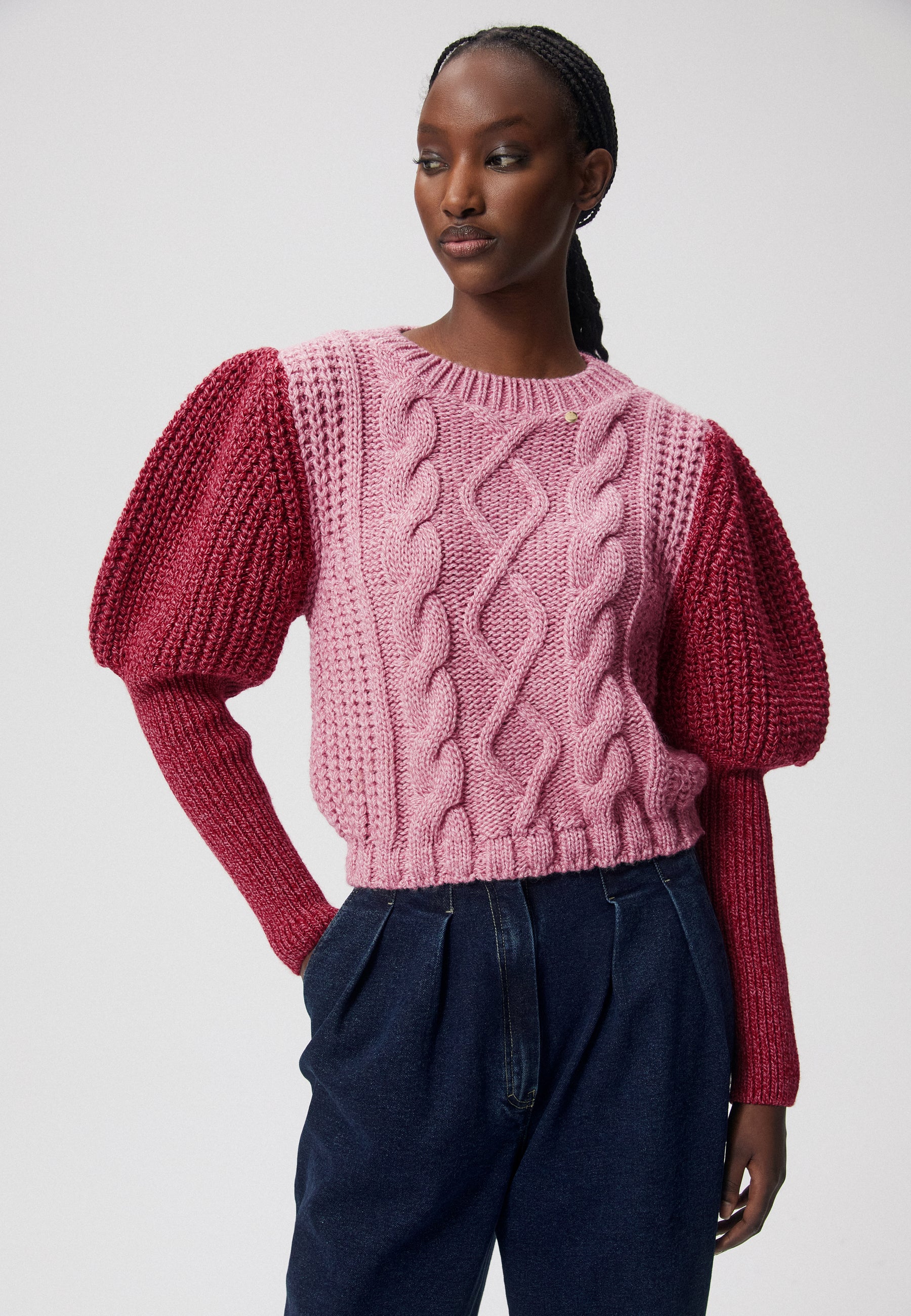 Sweter z bufkami i wzorem warkoczowym CHINNI różowy