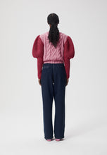 Sweter z bufkami i wzorem warkoczowym CHINNI różowy